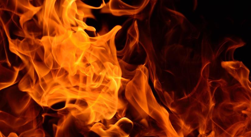 Teherautóval ütközött és kiégett egy autó az M43-ason