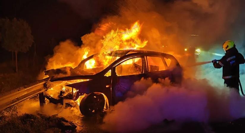 Teherautóval ütközött, kiégett egy autó az M43-ason – videó