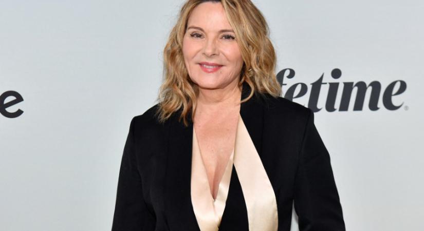 Kim Cattrall ritkán látott, 15 évvel fiatalabb párjával érkezett egy vacsorára – közös kép
