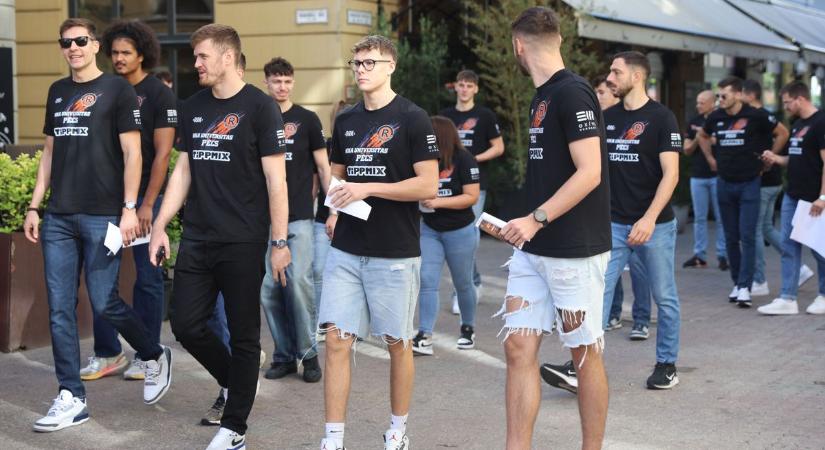 Elfoglalták Pécs szívét: nagy reményekkel várják az NKA kosarasai az idényt