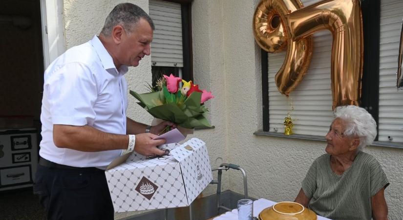 97 gyertya Borika néni tortáján – két születésnapot is ünnepeltek Abonyban
