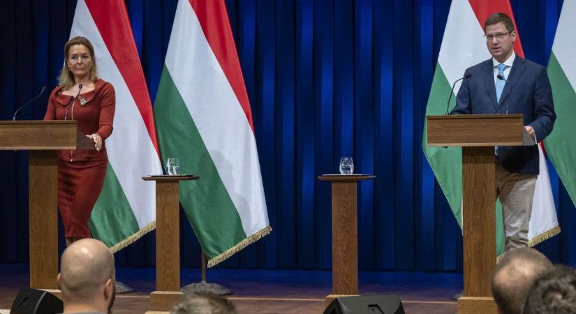 Gulyás: A honvédelmi miniszter testőrének saját fegyvere sült el