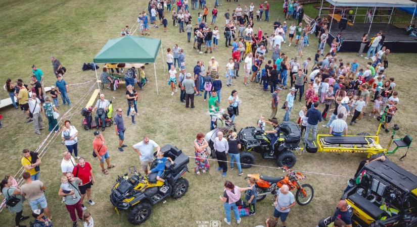 Elképesztő bemutató: cukoresőt zúdítottak a speciális mentők a repülőtérre