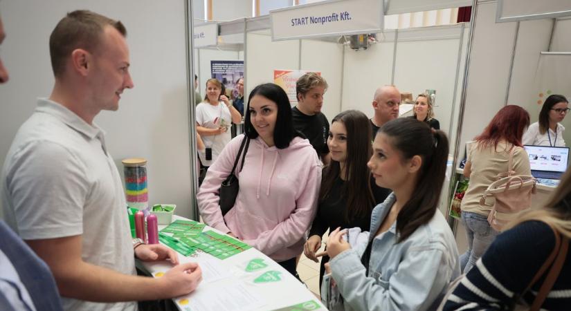 Így vadásztak munkára a nyíregyházi állásbörzén a szabolcsiak (fotók, videó!)