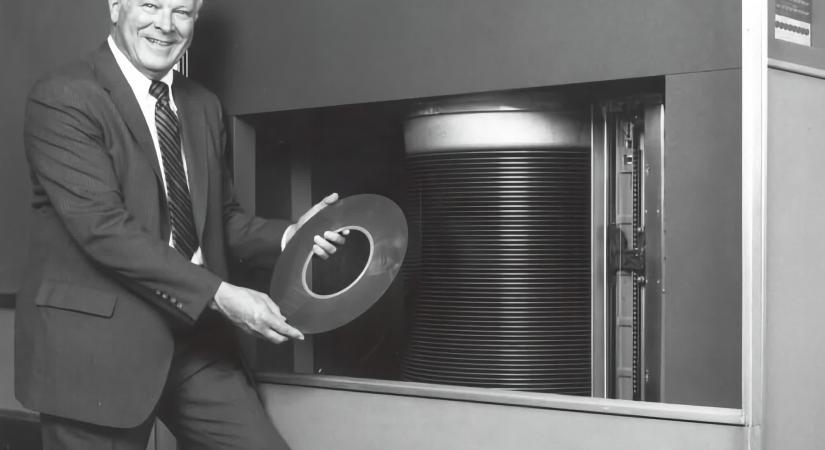 69 éve jelent meg az első merevlemez, az IBM RAMAC 350 – Szekrény méretű volt és közel 1 tonnát nyomott