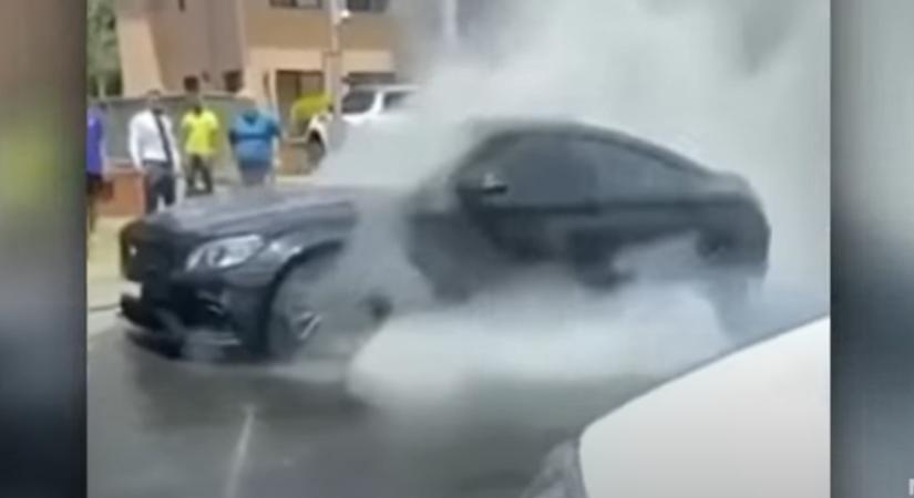 Videón, ahogy kigyullad és leég egy AMG Mercedes, amikor menőzni akartak vele