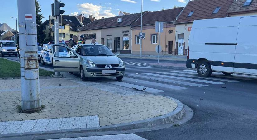 Két autó ütközött a forgalmas egri kereszteződésben