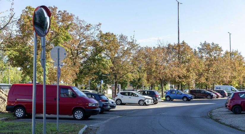 Több parkoló autót is letaroltak a Tócóskertben – fotókon az összetört kocsik!