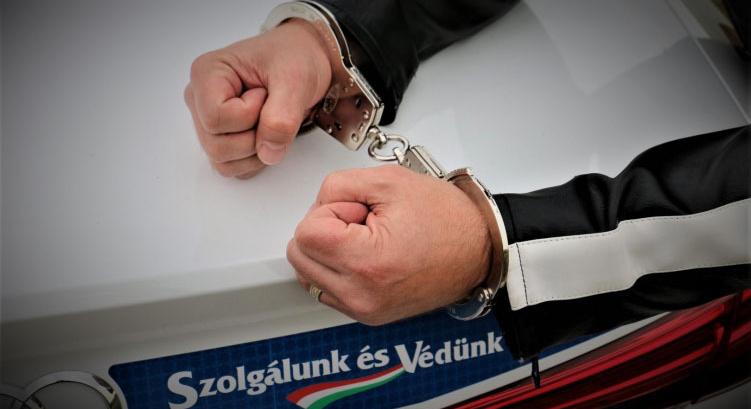 Rendőrökre támadt egy család Siófokon