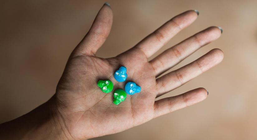 Halálfejes drogot találtak a vonat vécéjében a kamaszok, el akarták adni, de kirabolták őket
