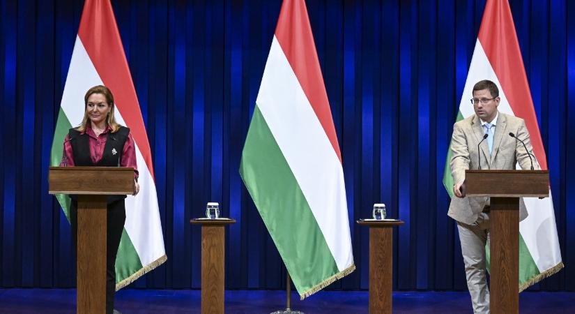 Két lőfegyver játszotta a főszerepet Gulyás Gergely kormányinfóján, az egyik el is sült, a másik csak dudorodott