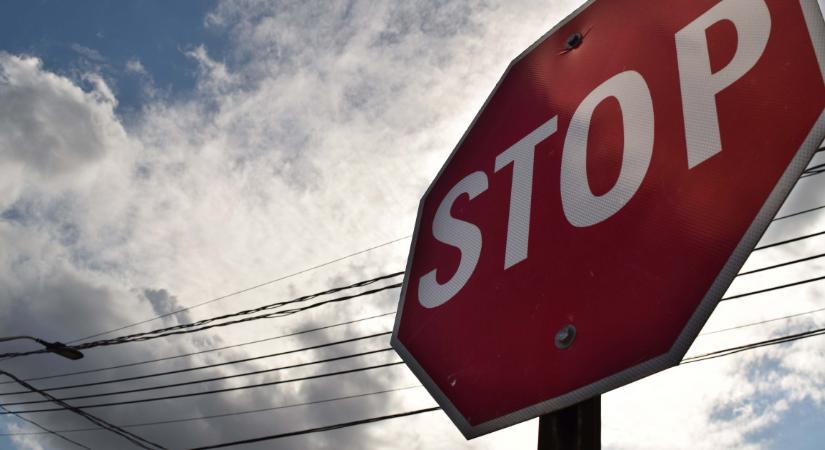 Ezt jelenti, ha nem piros a stoptábla, hanem kék, ami itthon is feltűnhet