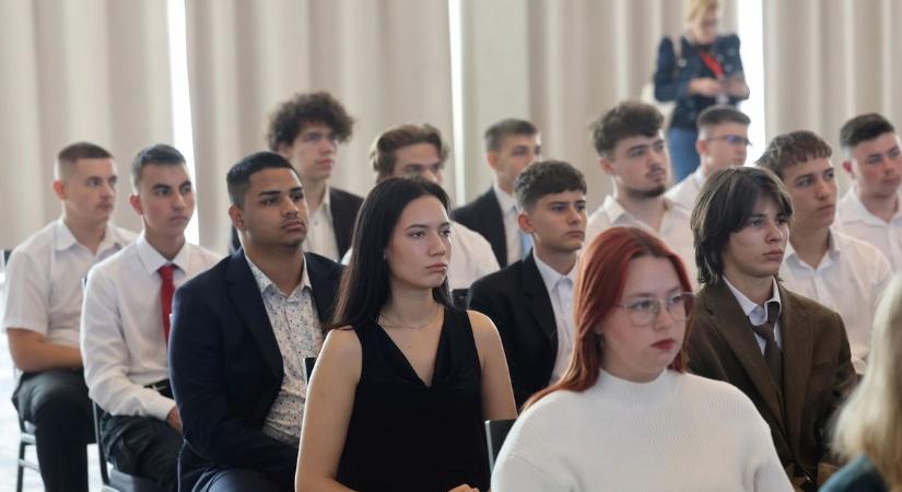 A duális képzés a fiatalok körében egyre népszerűbb - tanévnyitó a Mol Petrolkémiánál