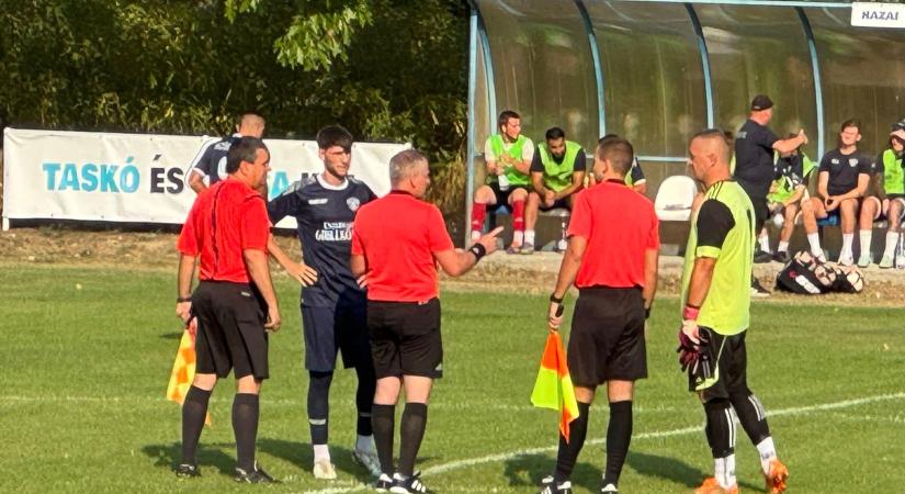 Üres műanyag pohár az asszisztens felé, 4 meccses zártkaput kapott a vármegyei csapat