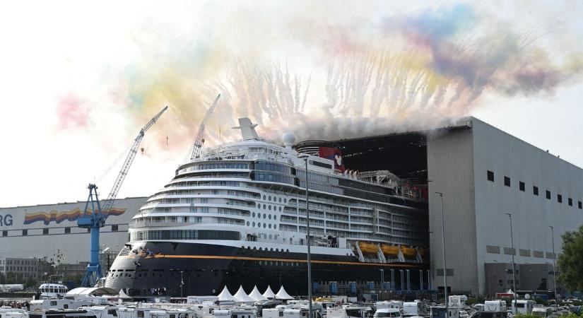 Megkezdte útját a Disney új, közel egymilliárd dolláros óceánjárója – ez már tényleg egy úszó Disneyland