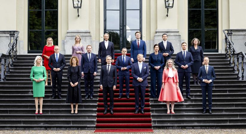 Megvágják a holland király fizetését, de a lovakra azért marad