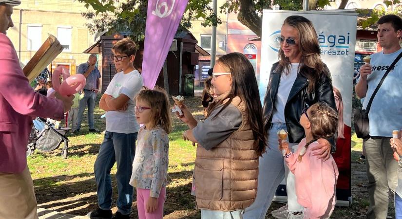 Varázslatos délután a Bartók téren, így buliztak a szemüveges gyerekek Szegeden – galériával, videóval