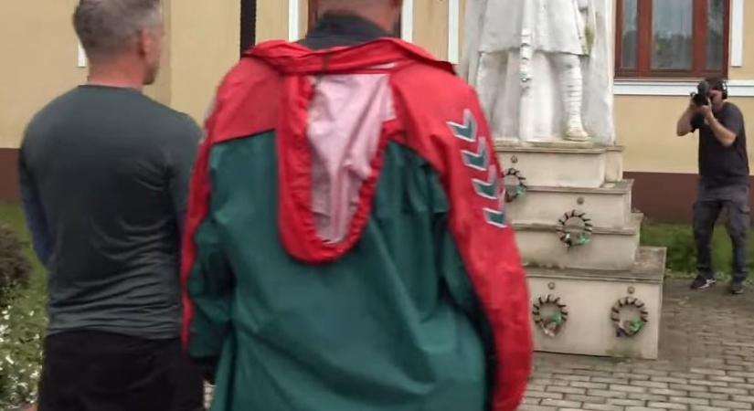 Magyar Péter mellett állva dudorodott Ruszin-Szendi ruhája, ekkor is viselhette a fegyverét!
