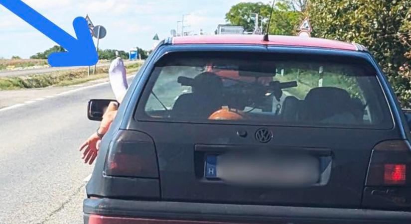 Megáll az ész! Kilógatta a lábát és a karját az autóablakon, így vezetett a 81-es fűúton - fotó