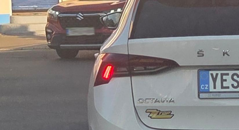 Igazi rock and roll egyedi rendszámot kapott ez a Skoda