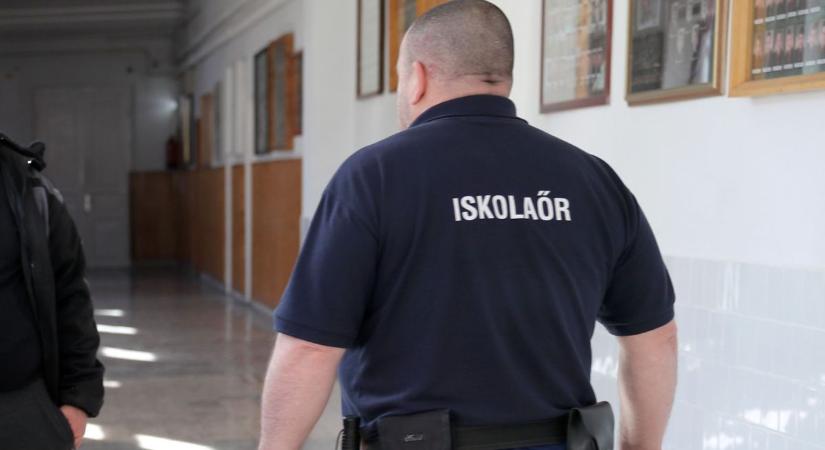 Bilincs és gázspray is előkerült – így intézkedtek az iskolaőrök az előző tanévben