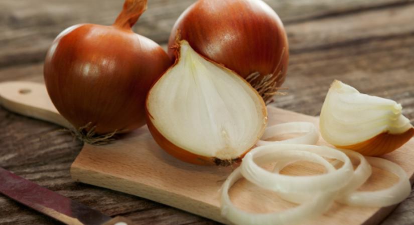 Hagymapucolás könnyek nélkül? Végre egy trükk, ami tényleg működik