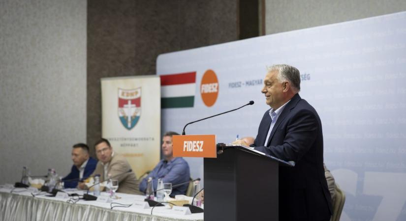 Magyar Nemzet: Orbán azzal kezdte a frakcióülést, hogy a nyarat megnyerték