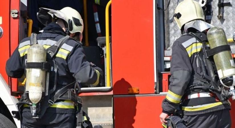 Karambol Győrben - Az egyik kocsi a tetejére borult, mentők siettek a helyszínre