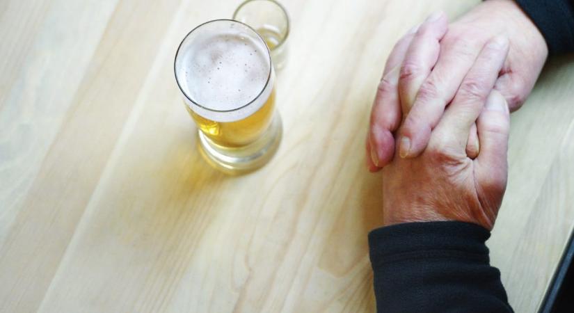 Kevesebb halált okoz az alkohol, ha valaki a fővárosban születik, évekkel tovább él - részletesen bemutatta a KSH, miben és mennyi idősen halnak meg a magyarok