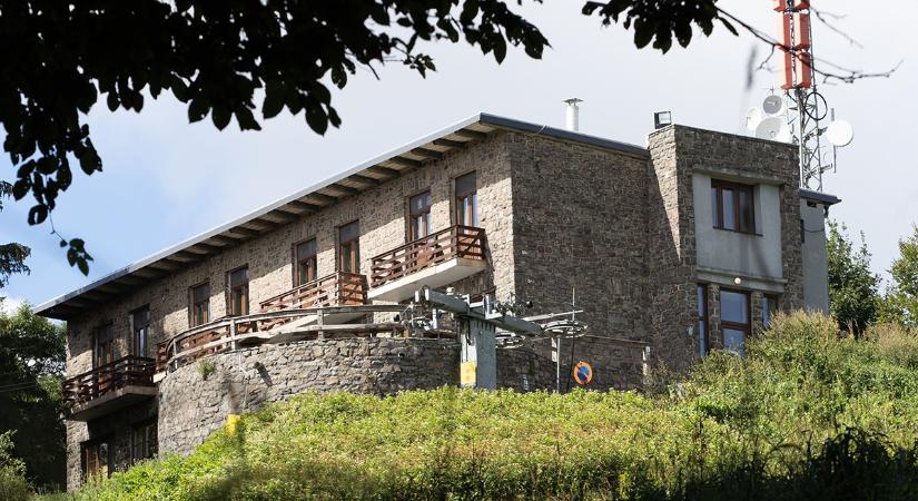 Jeszenszky Géza dicsérni jött a Nagy-hideg-hegyi turistaházat, de temeti a síterepet