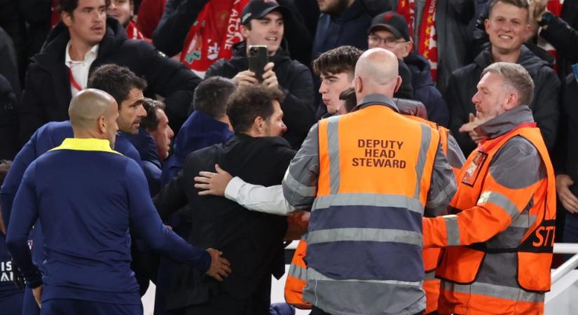 „Egyetlen sajtótájékoztatón nem tudom megoldani a társadalom problémáit” – Simeone elmesélte, miért akart nekimenni egy Liverpool-drukkernek