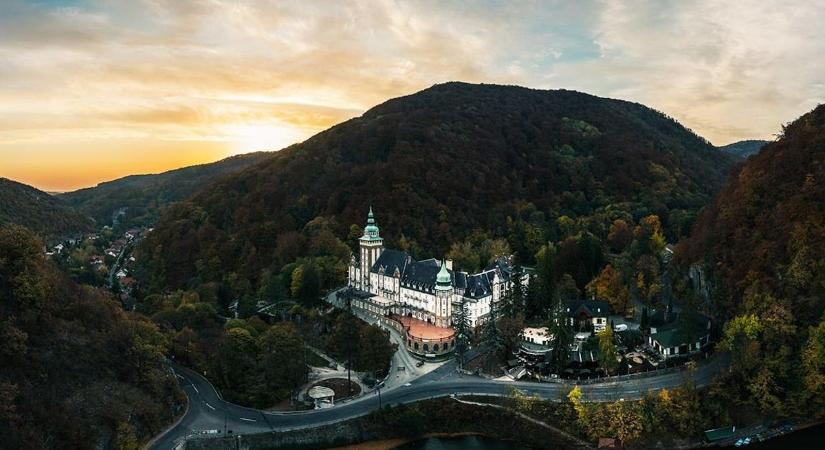 Elképesztő látványt nyújt víz nélkül a Hámori-tó!