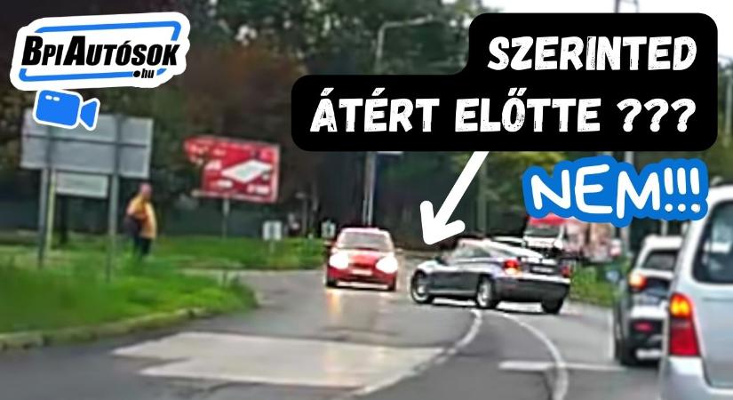 Sietős balra kanyarodásból lett ütközés – a piros autóval nem számolt a sofőr