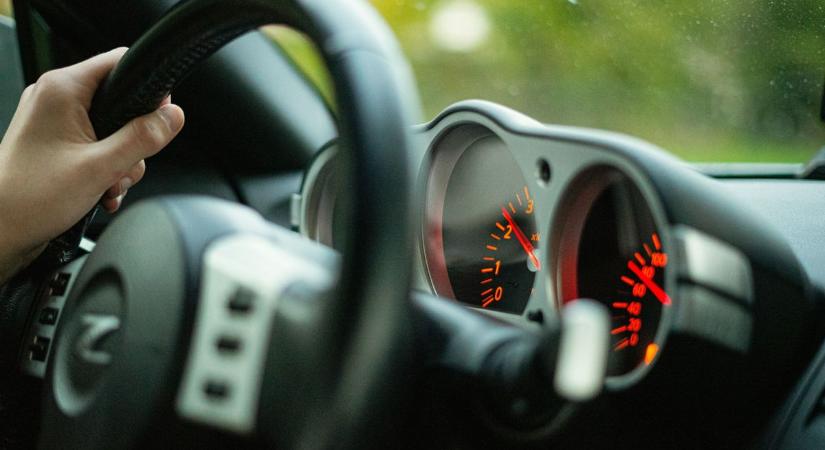 Emelőpárnával kellett kiszabadítani egy embert a kocsi alól, szörnyű bringás baleset történt
