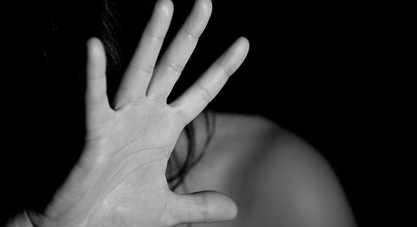 Dühében bántalmazta gyermekét és volt feleségét egy férfi, börtönbüntetést kér a debreceni ügyészség