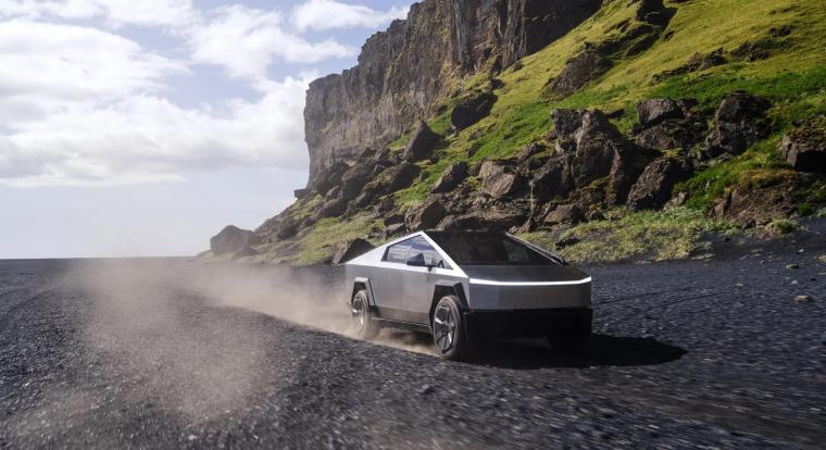 Tesla öt hónap után kukázta a legolcsóbb Cybertruckot