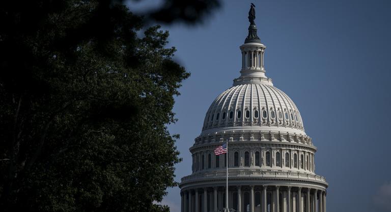Bitcoint tartó, óriási Trump-szobrot állítottak fel a Capitolium előtt