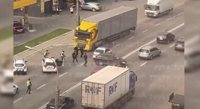 Több autót összetört a hadkiegészítő részeg munkatársa Ternopilban, amikor az őt üldöző rendőrök elől menekült