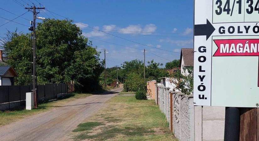 Kézmüves KRESZ-tábla Debrecenben, ami zavart kelt az Erőben