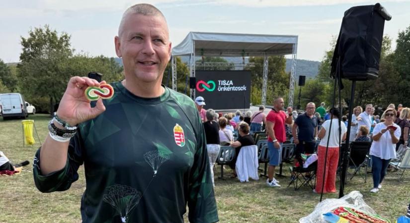 Kora reggel mentek a rendőrök Ruszin-Szendi engedéllyel tartott fegyveréért