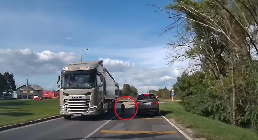 Hajmeresztő felvétel: elszabadult kerék okozott riadalmat Tatán