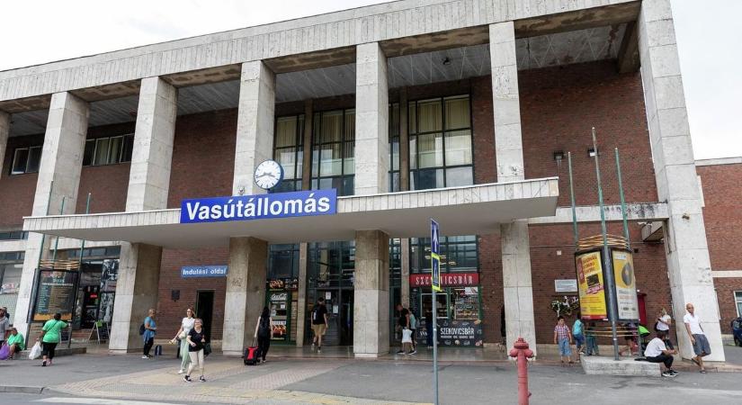 El sem hiszed, milyen szépséget láthatsz a debreceni vasútállomáson! – fotókkal