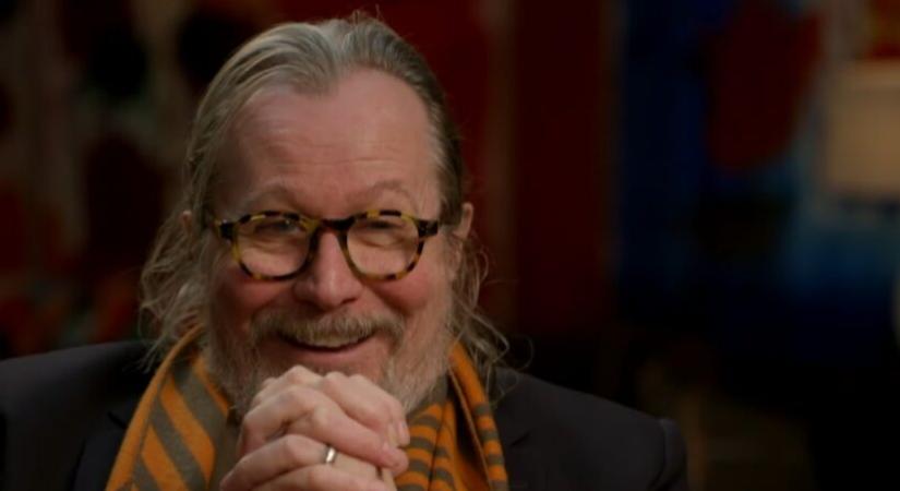 Gary Oldman Elton John koncerten volt először, George Besttől kért autogramot és a Dr. No a kedvenc akciófilmje – videó