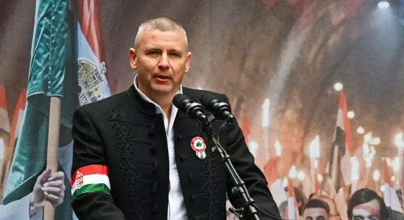 Elvitték a rendőrök Ruszin-Szendi engedéllyel tartott fegyverét