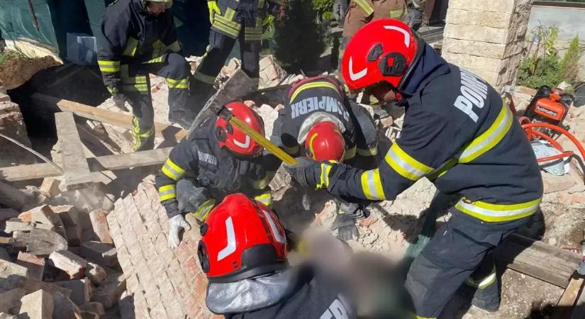 Ráomlott a fal két emberre – Az egyiket teljesen betemette a törmelék