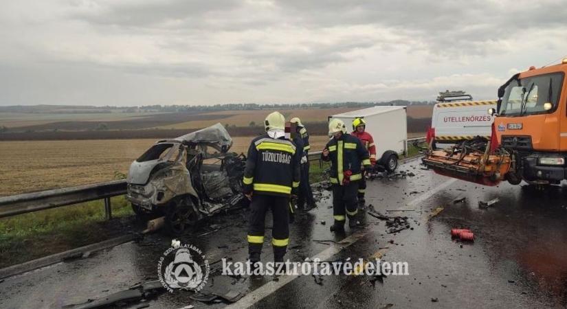 Helyszíni fotókon a tragikus baleset az M1-esen: szinte semmi nem maradt az autóból
