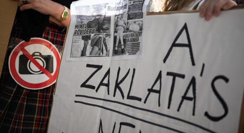 Egymilliós bírsággal jutalmazták a Metropol a „fotópályázatát”, Balázsék „nyugdíjasok gúnyolása” miatt kaptak büntetést
