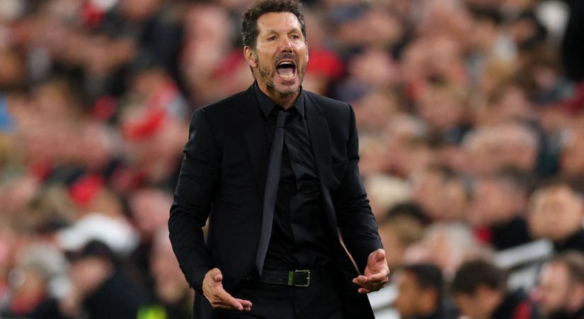 Videón a Liverpool fanatikusa, aki addig hergelte Simeonét, amíg kiállították az edzőt