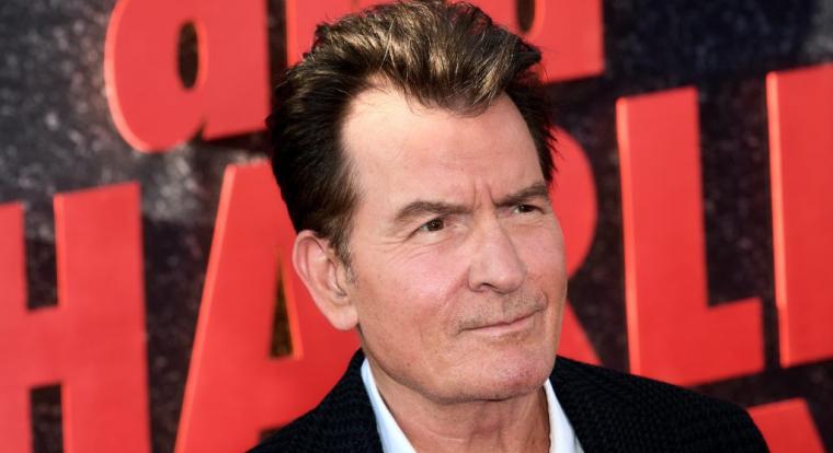 Charlie Sheen szerint Matthew Perry nem volt józan a memoárja népszerűsítésekor