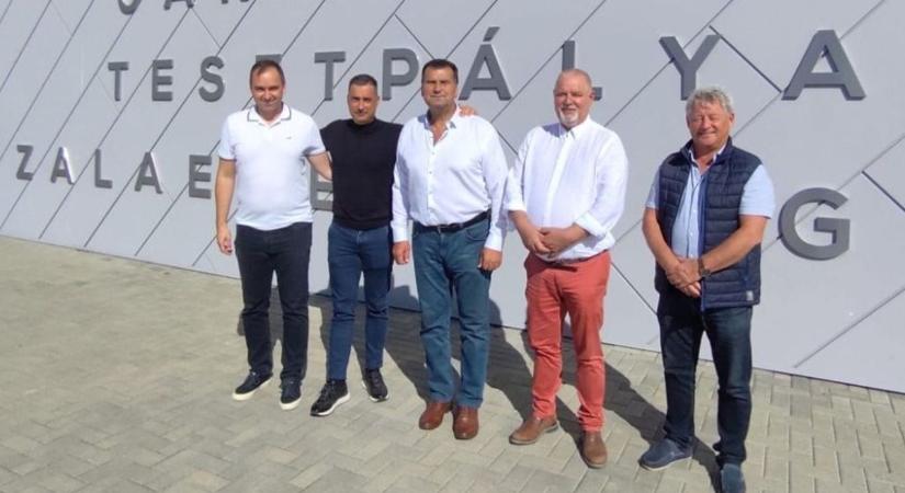 Képviselői vizit Zalában: gyors pályán, nyugodt tavon